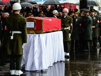 Funeral de un soldado turco, ca&iacute;do en el frente de Afrin, el pasado d&iacute;a 11 en Estambul
 
