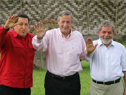 De izquierda a derecha, los presidentes Hugo Chávez, Néstor Kirchner y Luiz Inácio Lula da Silva, tras su encuentro de ayer en Brasil.