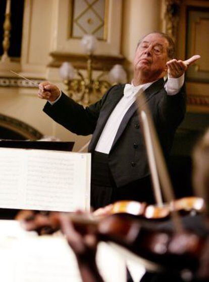 Rafael Fr&uuml;hbeck de Burgos dirige a la Dresdner Philharmonic Orchestra.