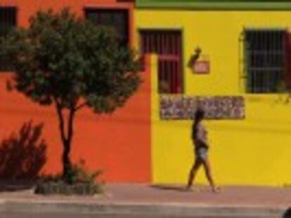 Casas coloridas, montañas imponentes junto a la playa y calles multiculturales en Ciudad del Cabo, capital de Sudáfrica