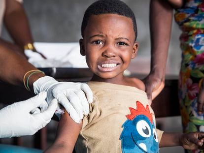 Un niño se vacuna contra la fiebre amarilla en Kinshasa (República Democrática del Congo) en 2016.