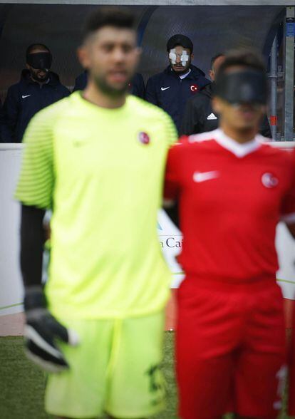 Jugadores de la selección turca escuchan el himno antes del comienzo del partido contra España en el Mundial de fútbol para ciegos.