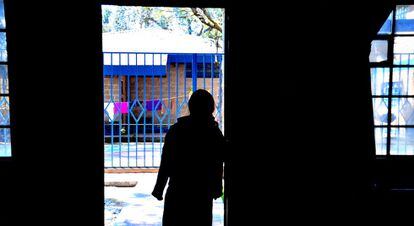 Una niña, en el umbral de una de las estancias del centro La Alianza, que ayuda a víctimas de trata a rehacer sus vidas.