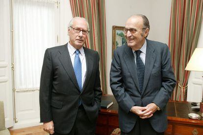 Miguel Boyer junto a Enrique Fuentes Quintana, los responsables de la política económica y fiscal que más poder acumularon en la transición democrática de España.