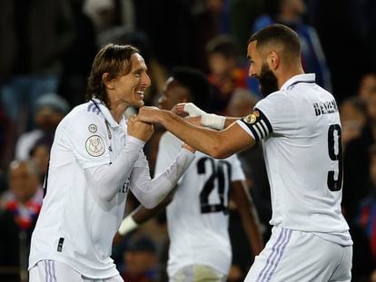 Luka Modric y Karim Benzema celebraban el miércoles un gol del francés durante el partido de semifinal de Copa del Rey entre el Real Madrid y el Barcelona, en el Camp Nou.