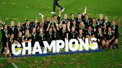 La selección de Nueva Zelanda celebra su victoria en la final del Mundial este sábado ante Inglaterra.