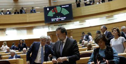 Mariano Rajoy y Soraya Sáenz de Santamaría, tras la votación del artículo 155 en el Senado.