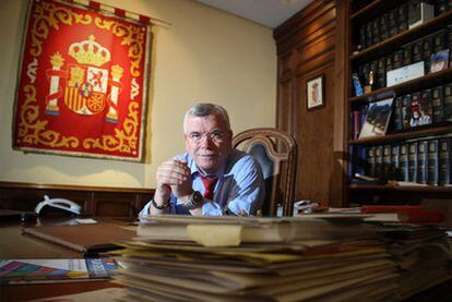 El alcalde de Getafe y presidente de la Federación Española de Municipios y Provincias, Pedro Castro, en su despacho de alcaldía