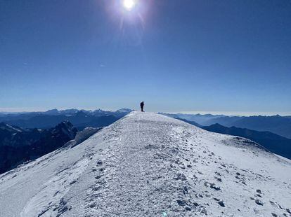 Un alpinista en la cima del Mont Blanc.