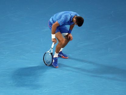 Djokovic se duele del muslo durante el partido contra Couacaud en la central de Melbourne.