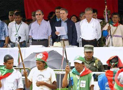 El presidente colombiano se dirige a los indígenas durante su reunión para explicarles sus propuestas.