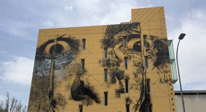 Primeros pasos del retrato de Dalí a manos del grafitero Kobra en Murcia.