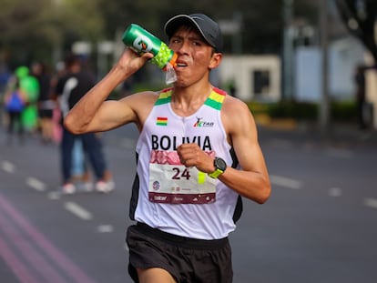 El corredor boliviano Héctor Garibay durante el maratón de Ciudad de México, el 27 de agosto.