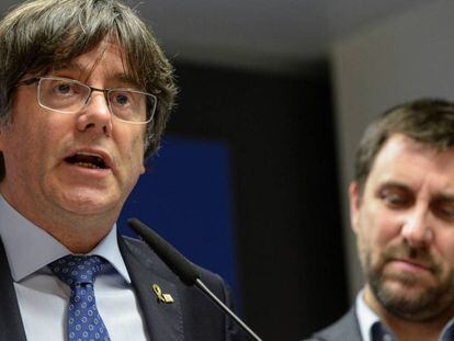 El expresidente de la Generalitat, Carles Puigdemont (izquierda), y el exconsejero Toni Comin, en una imagen de archivo.