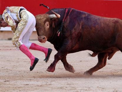 Javier Jim&eacute;nez, zarandeado por el tercer toro de la tarde.