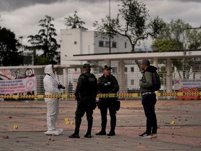Miembros de la DIJIN inspeccionan la zona donde fue impactado un Policía por un artefacto explosivo a las afueras de la Universidad Nacional, en Bogotá, el 8 de junio de 2023.