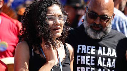 Sanaa Seif, hermana del preso político en Egipto Alaa Abdelfatá, en una manifestación celebrada este sábado en la cumbre del clima, en la ciudad egipcia de Sharm el Sheij.