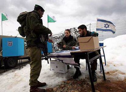 Un soldado israelí recoge su papeleta para votar en la base de Mount Hermon (altos del Golán).