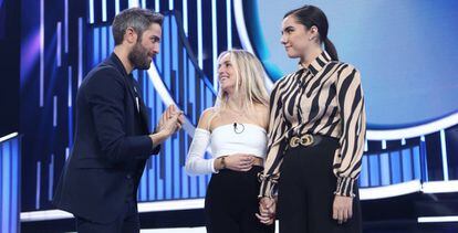 Roberto Leal, junto a las dos nominadas para abandonar la academia en la próxima gala, María y Marta.