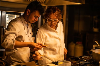 La chef Leonor Espinosa, con uno de sus ayudantes en el restaurante Leo, en Bogotá. 17 de mayo de 2022. 