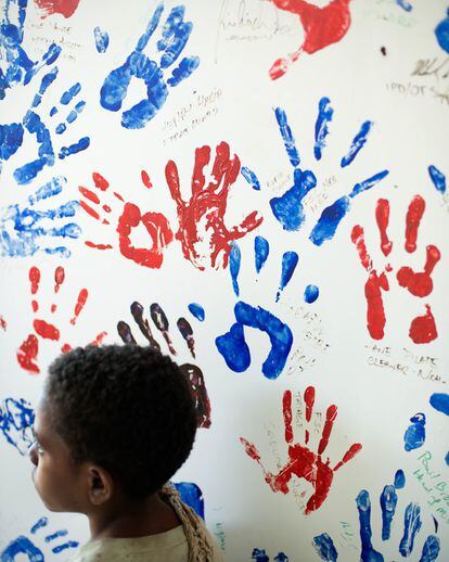 Un niño en la consulta del centro de salud de Tari. En muchas ocasiones, las sesiones de terapia consisten en juegos para que los niños sobrevivientes de violencia familiar se relajen. Si bien la violencia sexual está legalmente penada y puede ser denunciada ante el sistema judicial formal, muchos padres siguen optando por mecanismos tradicionales de justicia y compensación.