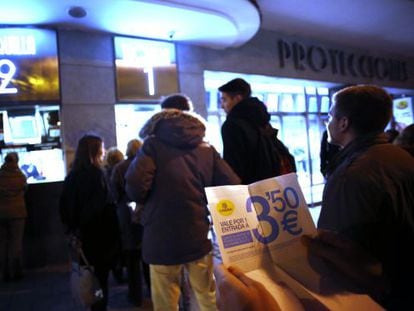 Espectadores hacen cola el lunes en un cine de Madrid, durante el evento de la 'Fiesta del cine'.