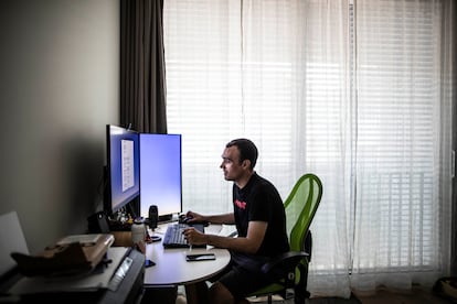 Ramón Medrano teletrabajando en su casa de Zúrich (Suiza) este jueves.