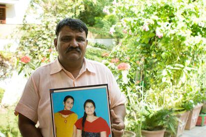 Shyam Sundal Paliwal concibió la idea de plantar 111 árboles por cada niña que naciese tras la muerte de su hija Kiram (a la derecha en el retrato).
