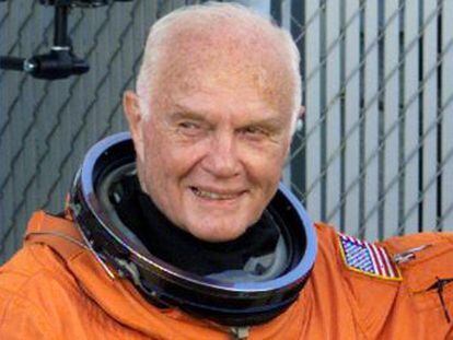 Fue el primer estadounidense en orbitar la Tierra y, años después, en el hombre de más edad que volaba al espacio. También fue senador