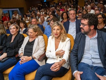 La ministra de Trabajo y líder de Sumar, Yolanda Díaz, durante la presentación del dictamen jurídico sobre la amnistía. A la izquierda, Ada Colau, exalcaldesa de Barcelona y la cineasta Isona Passola.