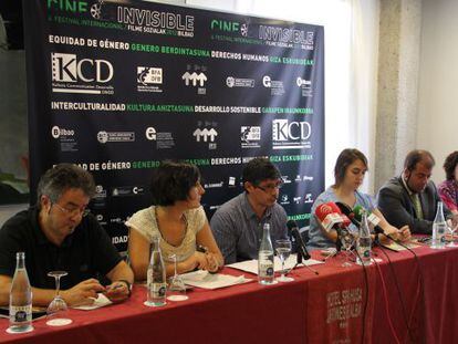 Los organizadores del Festival de Cine Invisible, ayer durante su presentación en Bilbao.