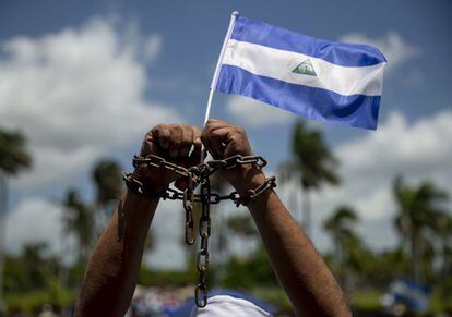 Una protesta contra los presos políticos  en la Catedral Metropolitana de Managua (Nicaragua).