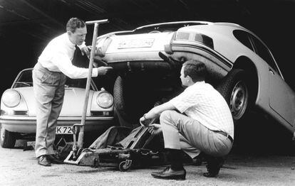 Ferry Porsche, padre, y Ferdinand 'Butzi' Porsche, hijo, trabajando mano a mano en un 911.
