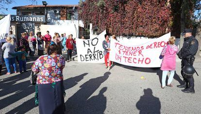 Vecinos de la Cañada Real protestan esta mañana por el derribo de varias infraviviendas.
