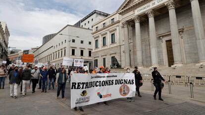 Manifestación de militares para reivindicar la mejora de sus retribuciones este sábado ante la fachada del Congreso de los Diputados.