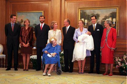 Bautizo del primer hijo de la infanta Elena y primer nieto de los reyes, Felipe Juan Froilán de Todos los Santos, celebrado en el palacio de la Zarzuela el 4 de octubre de 1998. En la imagen, la reina Sofía (cuarta por la izquierda), el rey Juan Carlos, padrino del niño (quinto por la izquierda), la infanta Elena de Borbón y Grecia, con el niño en brazos, Jaime de Marichalar, padre del niño (segundo por la derecha), Concepción Sáenz de Tejada, condesa de Ripalda, madre de Jaime de Marichalar y madrina del niño (primera por la derecha); Iñaki Urdangarín, esposo de la infanta Cristina (primero por la izquierda); la infanta Cristina de Borbón (segunda por la izquierda), el príncipe de Asturias, Felipe de Borbón (tercero por la izquierda) y la condesa de Barcelona, Mercedes de Borbón, madre del rey, ante la reina.