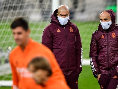 Zidane, en el entrenamiento de este lunes en Mönchengladbach.