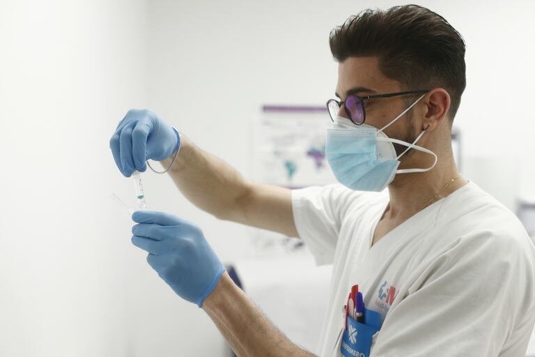 Un profesional sanitario sostiene una dosis de la vacuna contra la covid-19 de AstraZeneca.