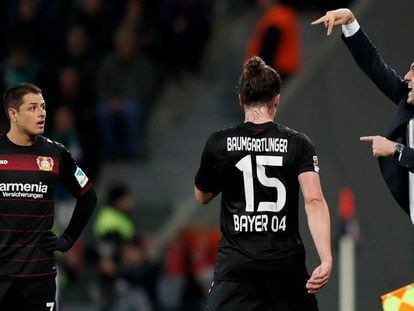 Hernández, Baugmdartlinger y Tayfun Korkut, entrenador de Leverkusen