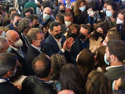 El presidente del partido del PP, Alberto Núñez Feijóo, y el presidente de la Junta de Andalucía, Juanma Moreno, saluda a los periodistas al final del congreso, esta mañana en Sevilla.
