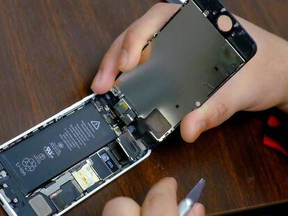 Un usuario comprueba la batería de un iPhone.