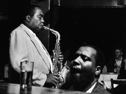 Charlie Parker en el saxofón y Thelonious Monk en el piano en 1953.  