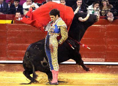 Una de las clásicas manoletinas de José Tomás dada al quinto de la tarde