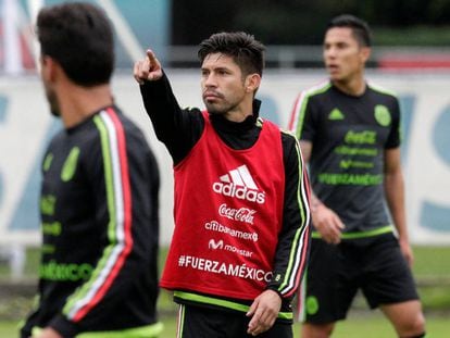 Oribe Peralta en un entrenamiento con México.