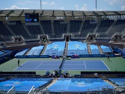 Panorámica de la pista durante el partido entre Serena Williams y Arantxa Rus en Nueva York.