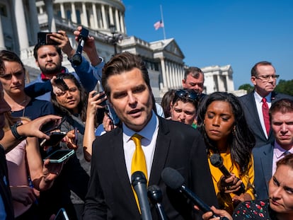El congresista republicano Matt Gaetz, atendiendo a los periodistas este lunes en las escaleras del Capitolio de Washington.