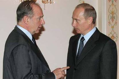 Rodrigo Rato (a la izquierda) y Vladímir Putin, durante su encuentro de ayer.