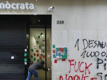 Los manifestantes de la protesta Barcelona no està en venda hicieron pintadas en la sede del PDeCAT.