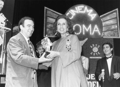 Pedro Olea hace entrega a la actriz Amparo Rivelles de `El Faro de Plata´ del Festival de Cine de Alfaz del Pi (Alicante), en su gala inaugural, en 1995.