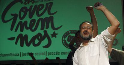 El candidato de la CUP, Antonio Baños, celebra en su sede los resultados de su formación en las elecciones catalanas.